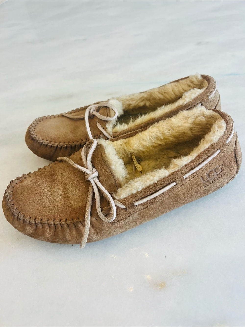 UGG Dakota Mocassin Suede Shearling Slippers Chestnut Women’s size 6